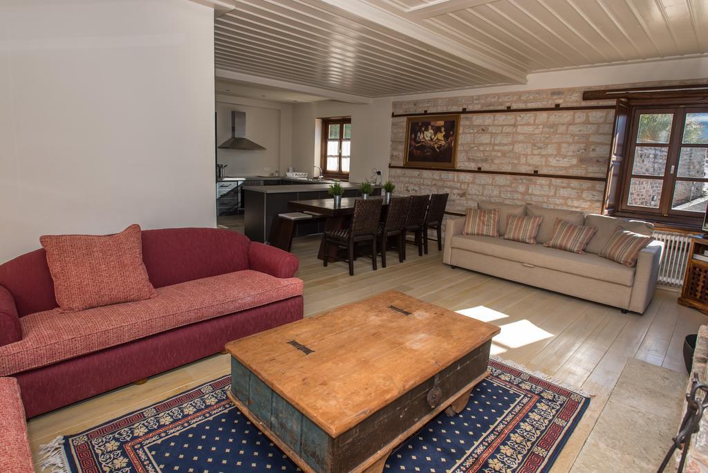Epoches Hotel Karpeníszi Kültér fotó