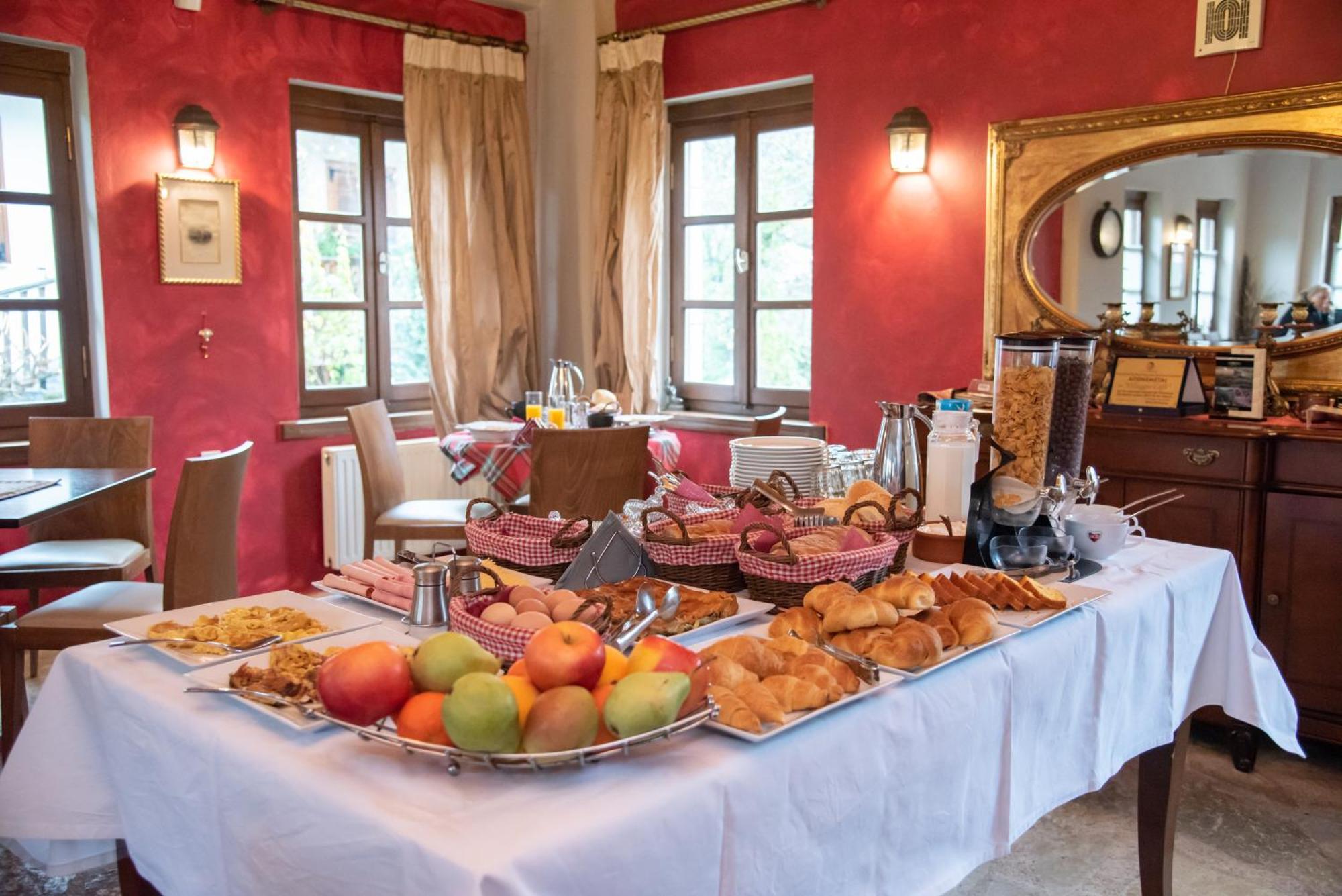 Epoches Hotel Karpeníszi Kültér fotó